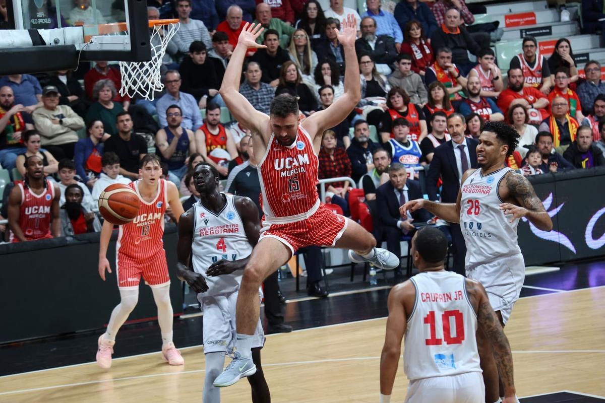 Emanuel Cate, del UCAM Murcia, en la lucha por un rebote ante el Pallacanestro Reggiana.