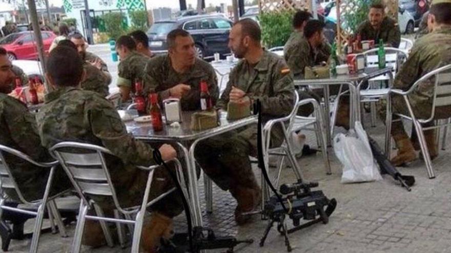 Imatge dels militars al bar.