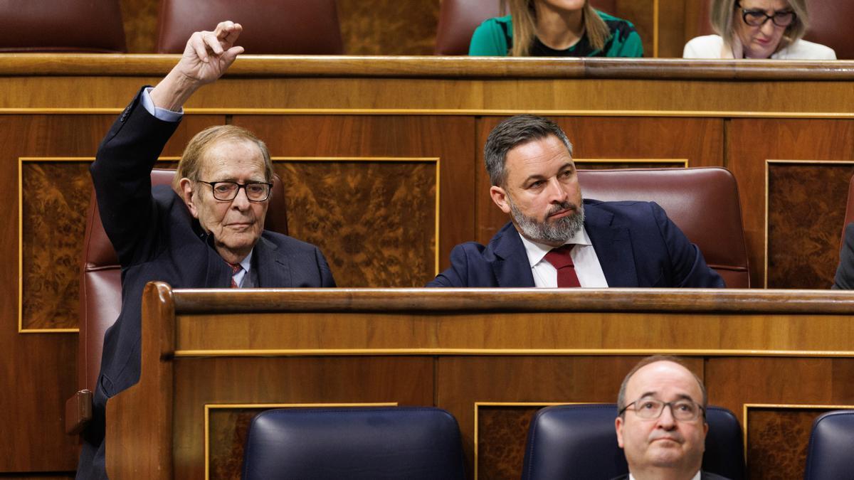 El candidato de la moción de censura, profesor y economista Ramón Tamames pide la palabra durante la segunda sesión de la moción de censura, en el Congreso de los Diputados