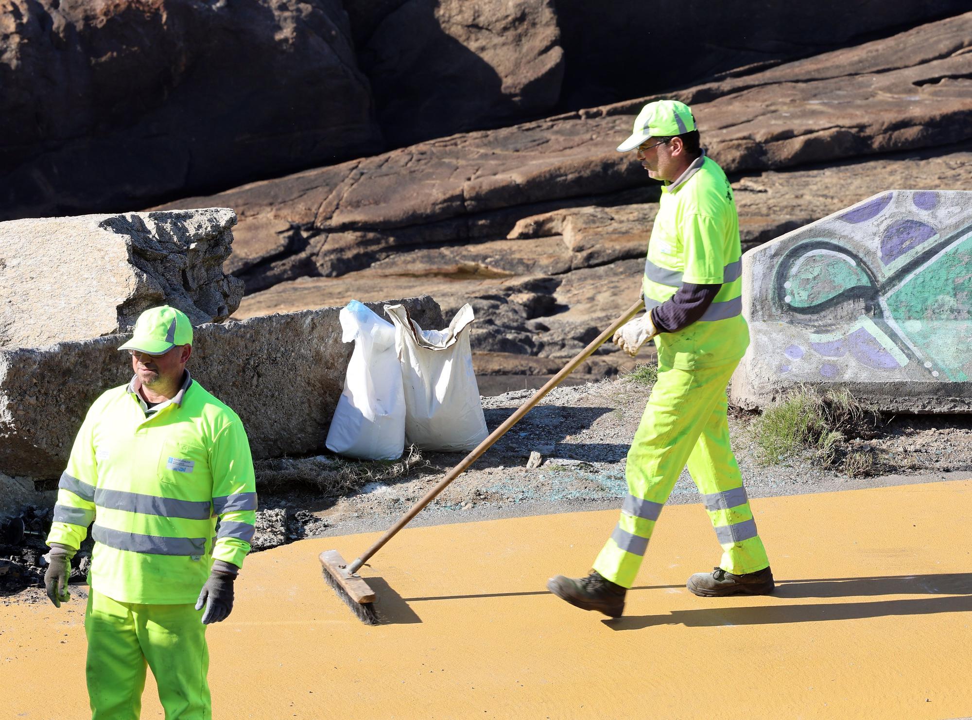 Un microbús vuelca sobre las rocas de cabo Silleiro