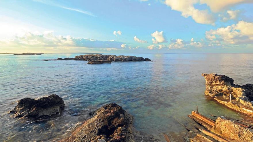 Las rocas de en Caragoler, s&#039;illa des Penjats y Formentera desde la Punta de ses Portes