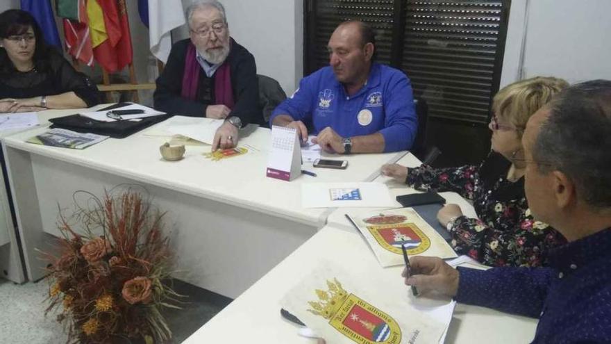 José María de Vicente (segundo por la izquierda) junto al alcalde de La Bóveda, Francisco Benito, y otros concejales observan el escudo de la villa.