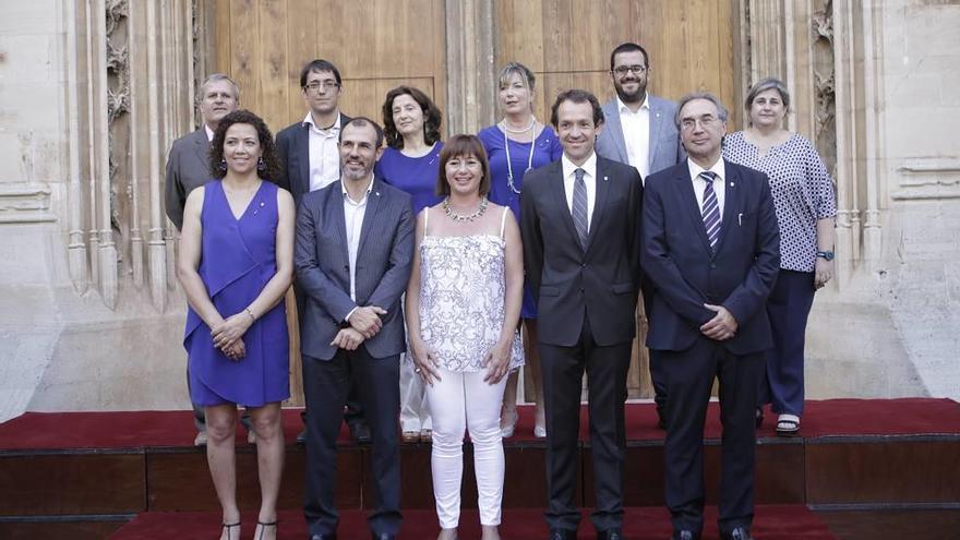 Armengol posa con sus consellers en el Consolat de Mar.