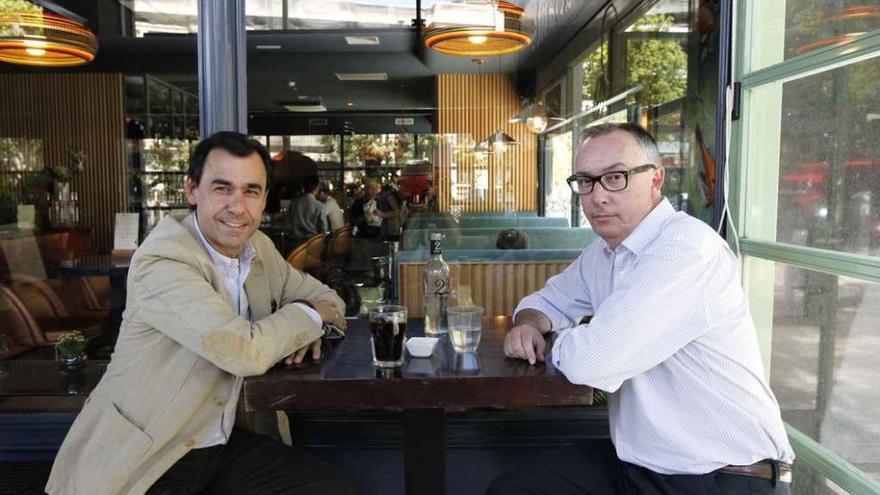 El vicesecretario de Organización del PP, Fernando Martínez-Maíllo, a la izquierda, y Zacarías, concejal del PSOE en Majadahonda .