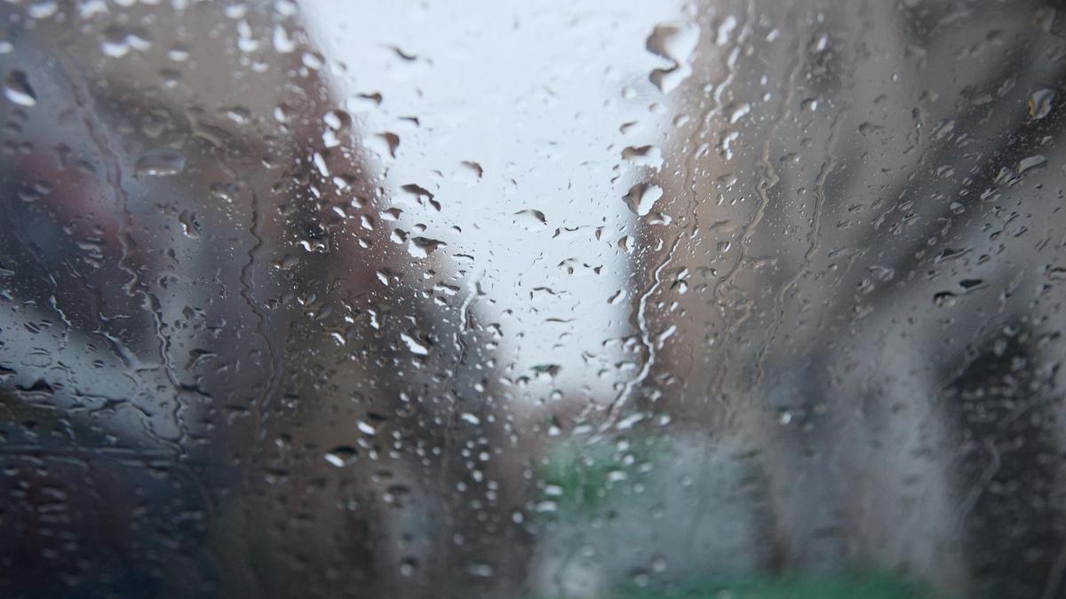 Gotas de lluvia en un parabrisas.