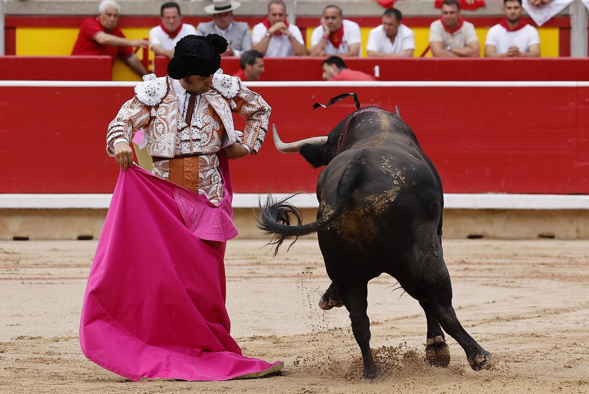 PAMPLONA, 10/07/2026.- El torero sevillano Morante de la Puebla durante la lidia a su primer toro de la tarde en la sexta de abono de la Feria del Toro de los Sanfermines 2026 con toros de la ganadería gaditana de Álvaro Núñez y en la que comparte cartel con los diestros Borja Jiménez y Pablo Aguado. EFE/ Villar López