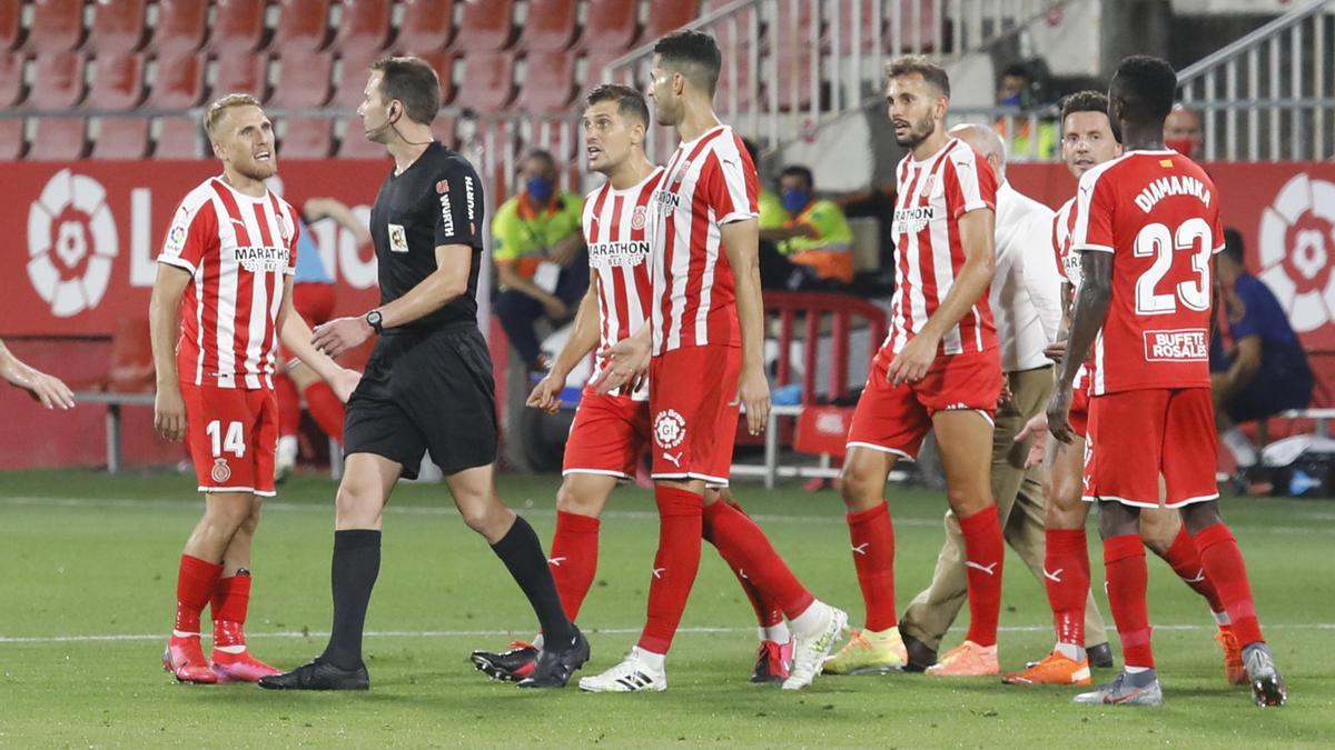 Els jugadors del Girona protesten l'expulsió d'Stuani a López Toca