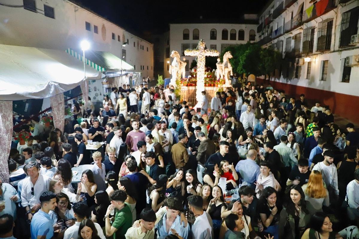 Ambiente en la cruz de Santa Marina la noche de este jueves, segundo día de la tradicional fiesta.