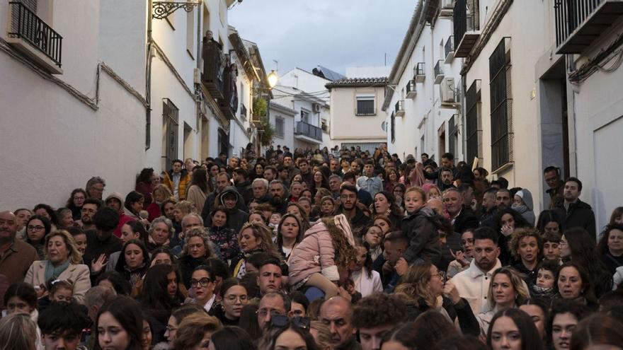 Multitud de personas esperando la salida de los Dolores en Santiago.