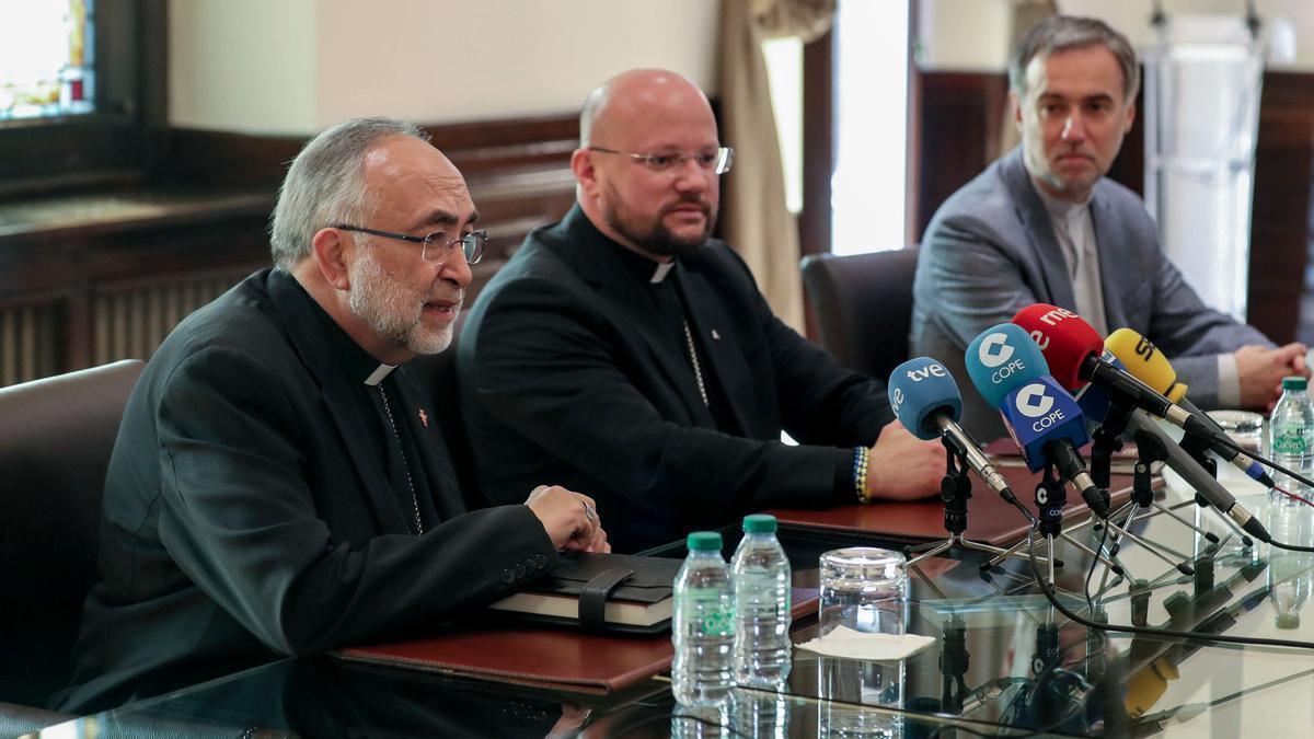 Desde la izquierda, Jesús Sanz, Stepan Sus y Stepan Uhryn, esta mañana, en el Obispado de Oviedo.