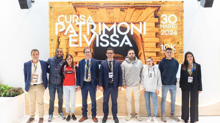 Los atletas invitados a la presentación de la Cursa Eivissa Patrimoni junto a los representantes de Eivissa. | RAQUEL GONZÁLEZ