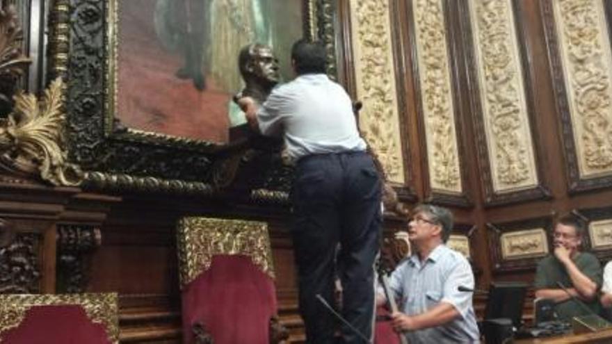 Moment de la retirada del bust de Joan Carles