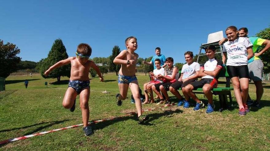 Carrera entre niños en las instalaciones deportivas de A Estrada // Bernabé/ Adrián Rei