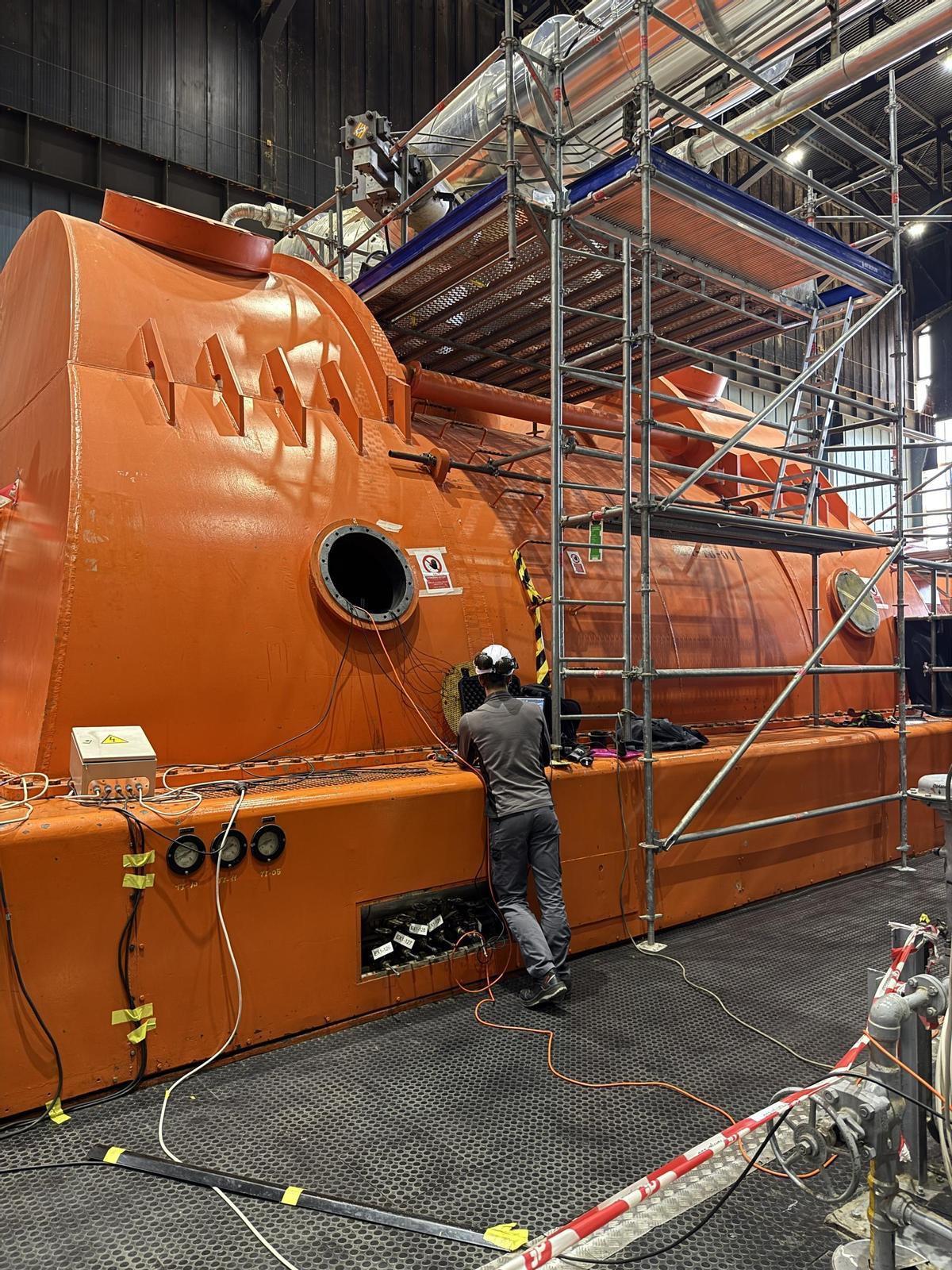 Un operario trabaja en uno de los dos cuerpos de baja presión de la turbina.