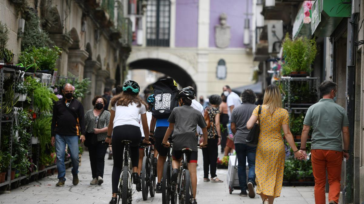 Gente caminando por el casco histórico de Pontevedra.