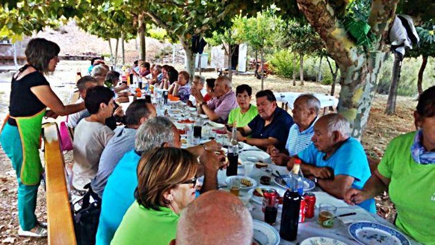 La Asociación de Mujeres Rurales de Ferreras de Arriba ofrece una paella para el pueblo