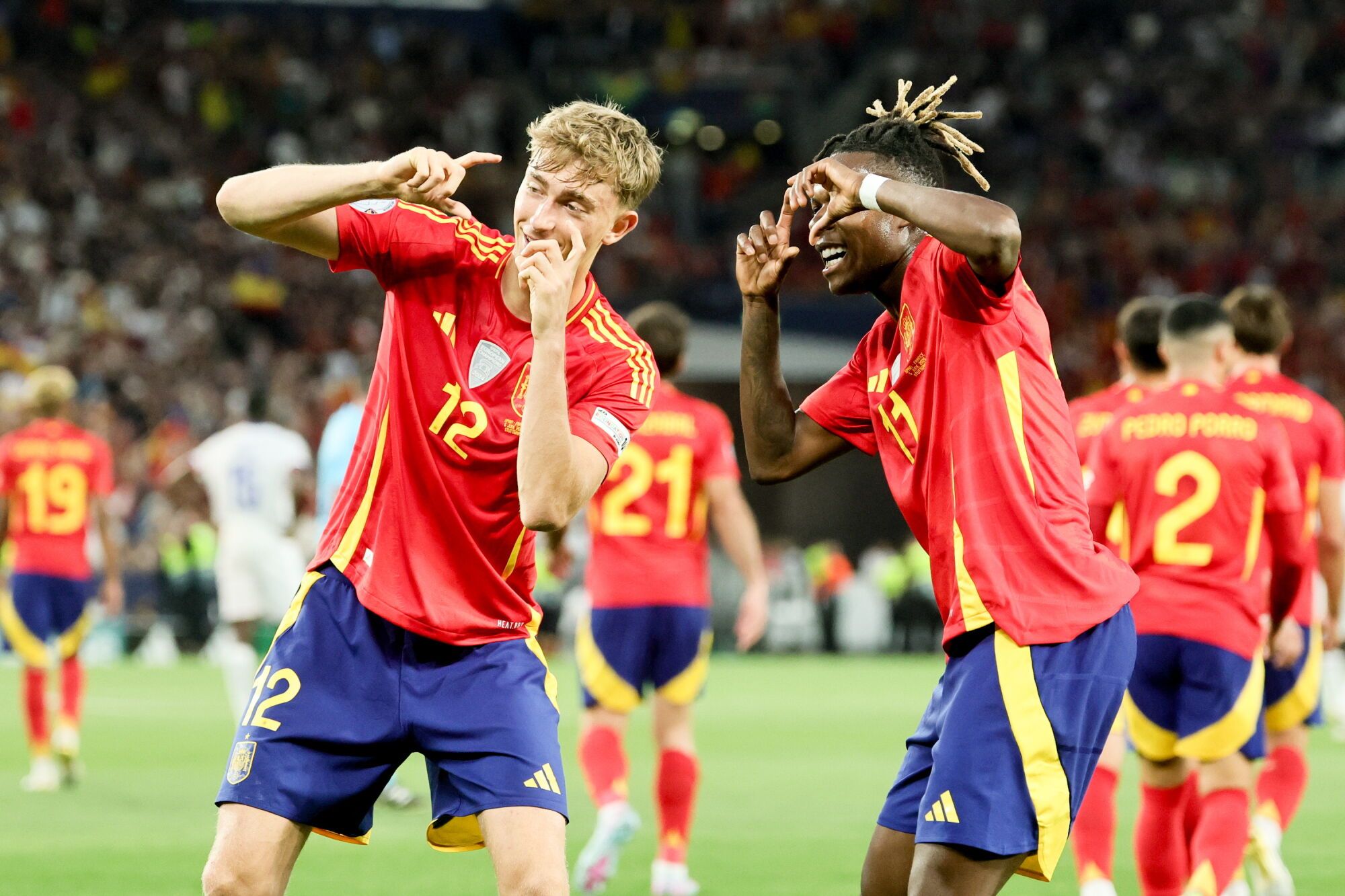 Stuttgart (Germany), 05/06/2025.- Spain’s Nico Williams (R) celebrates scoring the 1-0 goal with teammate Dean Huijsen (L) during the UEFA Nations League semi-final soccer match between Spain and France, in Stuttgart, Germany, 05 June 2025.  (Francia, Alemania, España) EFE/EPA/RONALD WITTEK