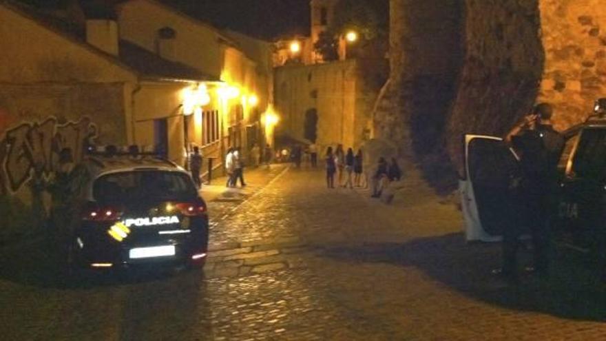 Coches de la Policía Nacional recorren las calles adyacentes a la Plaza Mayor y Herreros.