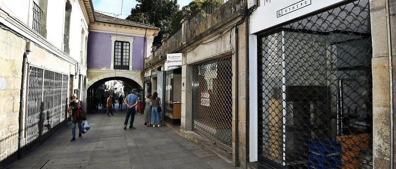 Negocios cerrados en una céntrica calle de Pontevedra.
