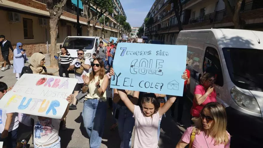 Protesta en Orba exigiendo la reconstrucción del colegio.