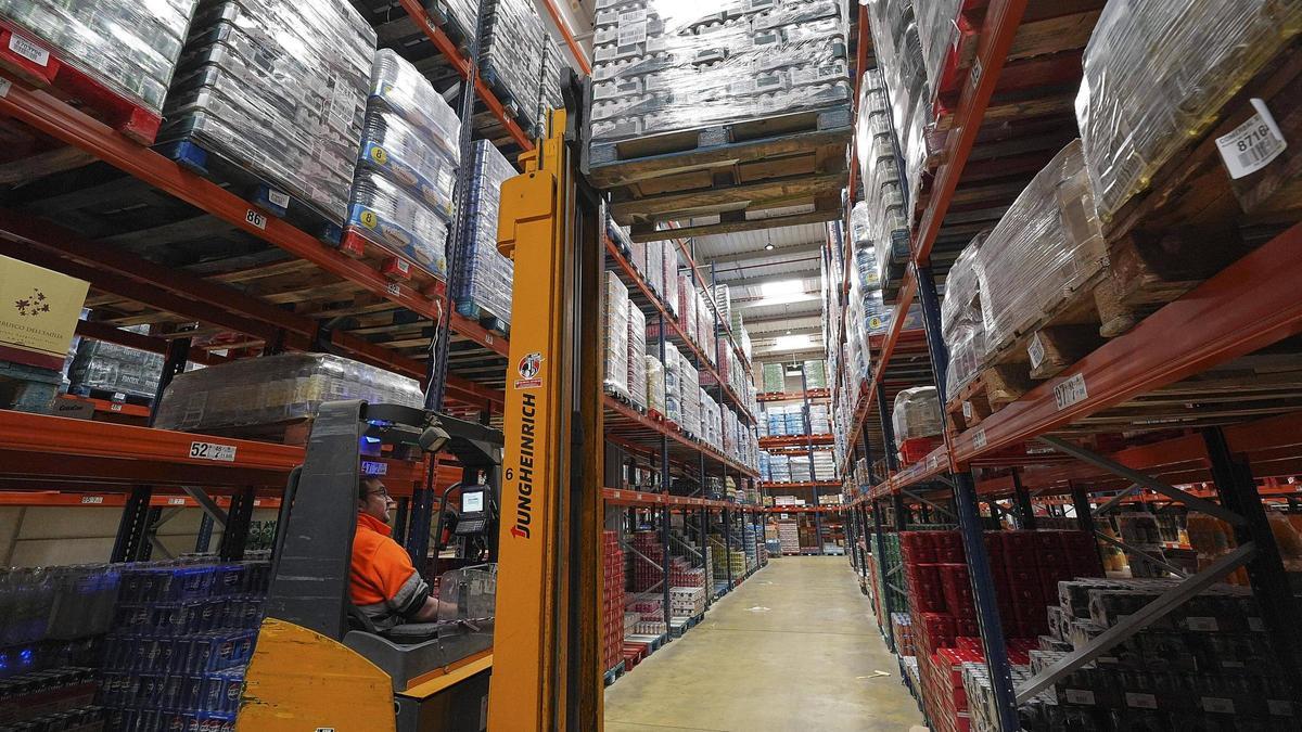 Un treballador a les instal·lacions d'una empresa gironina.