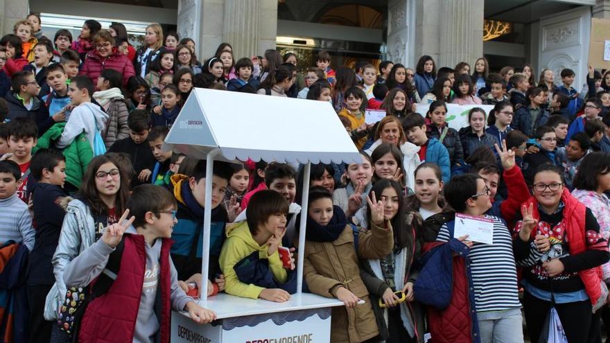 Los escolares de la provincia, ayer, durante su visita a la sede de la Diputación. / D.P