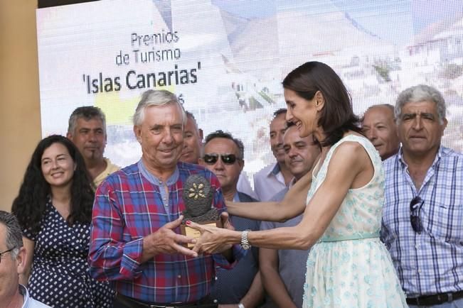 FUERTEVENTURA - PREMIOS TURISMO ISLAS CANARIAS 2016 - EN LA FOTO DE IZQ A DER : Antonio Ramos Días, antiduo trabajadir  los Centros de Arte, Cultura y Turismo de Lanzarote junto a  La consejera de Turismo, Cultura y Deportes del Gobierno de Canarias, María Teresa Lorenzo -  29-09-16