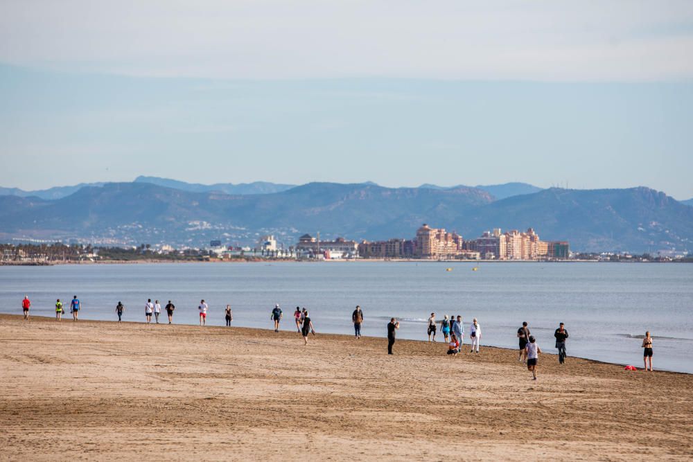 Deportistas en el Paseo Marítimo y en el Jardín del Turia de València