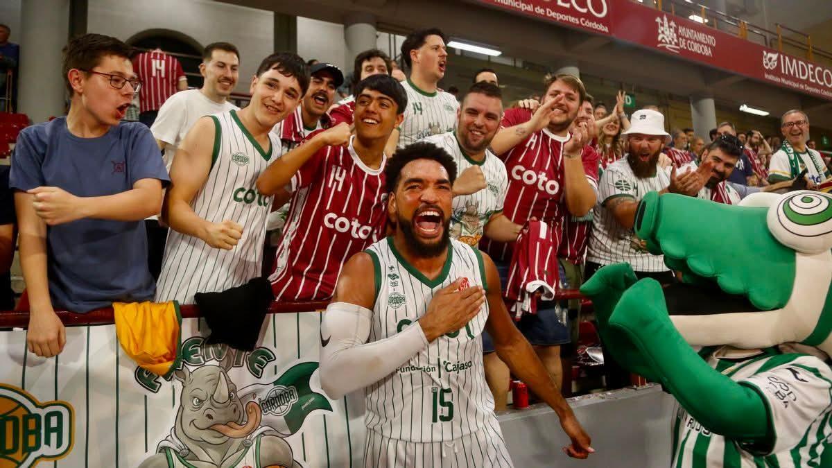 Un grupo de componentes del Frente Salmorejo celebran el triunfo ante el Amics junto a Kevin Schutte.
