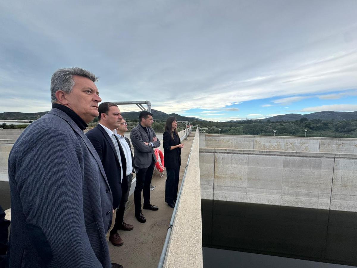 Vicente Martínez Mus se reúne con el alcalde de Peñíscola y visita las instalaciones que están siendo renovadas.