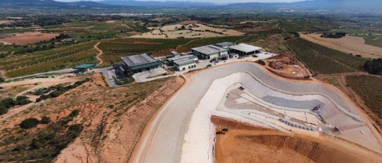 Panorámica de la planta de
 tratamiento de residuos de 
Caudete de las
 Fuentes, debajo Angel
 Rodríguez y Robert 
Raga.  CVI