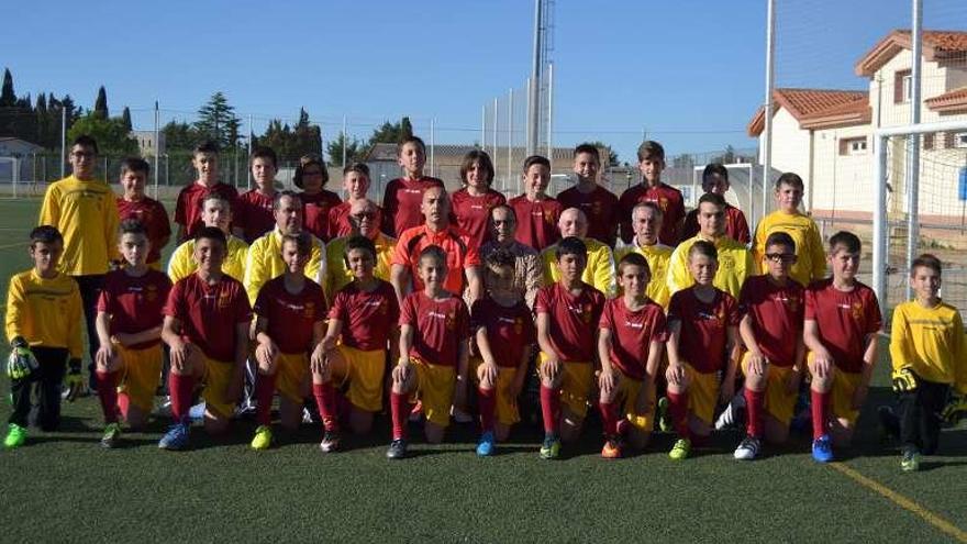 Foto de los jugadores antes de salir de viaje, ayer.