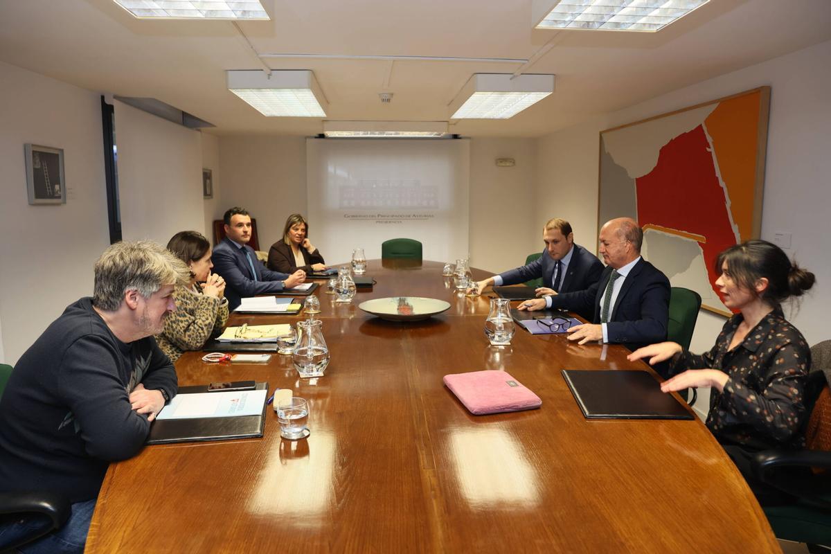 Por la derecha, Xabel Vegas, Dolores Carcedo, Guillermo Peláez, Gimena LLamedo, Adrián Pumares, Luis Venta y Laura Tuero en la Mesa de Financiación.