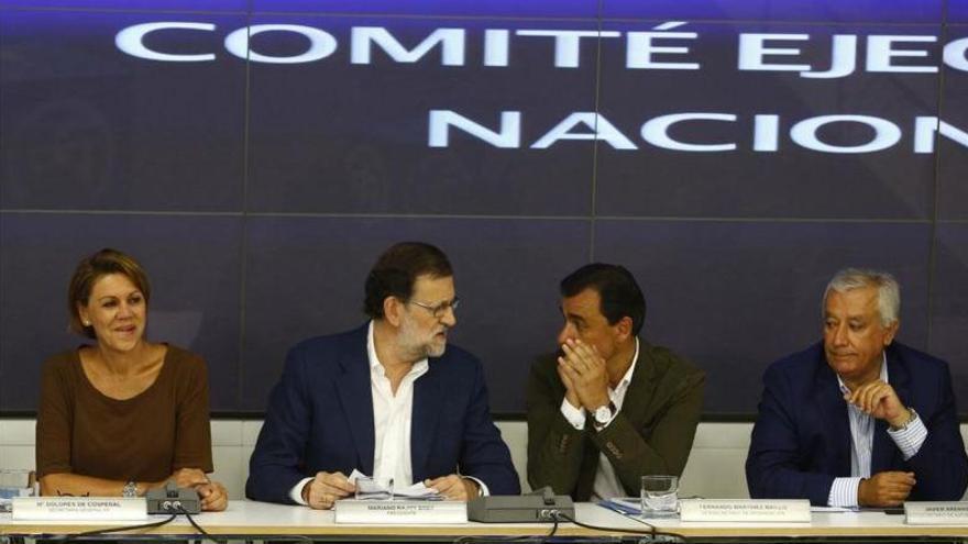Rajoy ordena a sus cargos no inmiscuirse en la guerra interna del PSOE