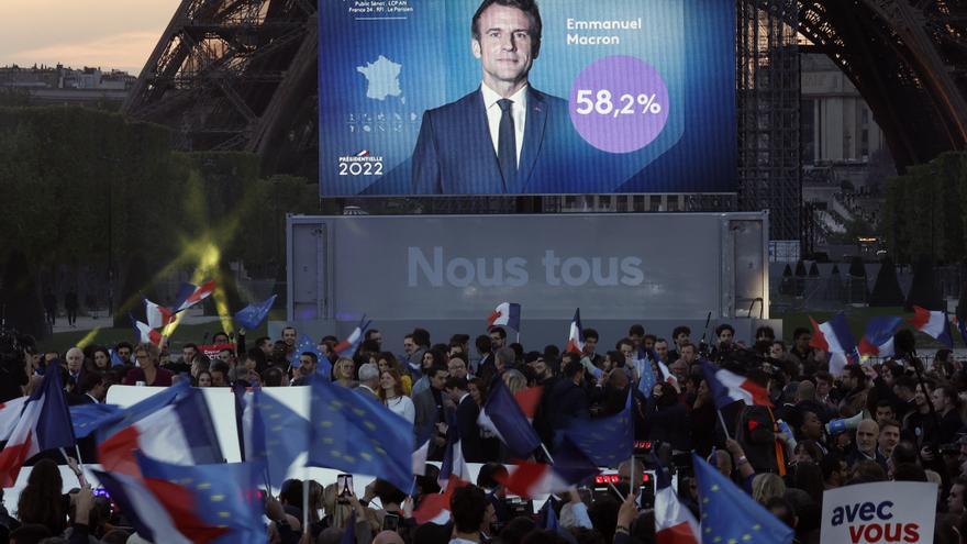 Los seguidores de Macron celebran la victoria en las elecciones de Francia