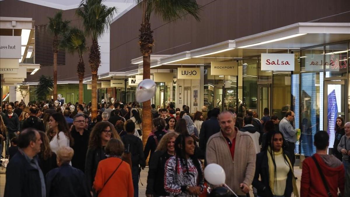 El nuevo centro comercial Viladecans The Style Outlets, lleno de visitantes.