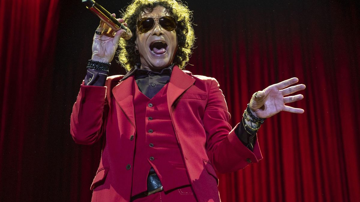 Bunbury enciende y tiñe de rojo su cabaret latino en el Palau Sant Jordi