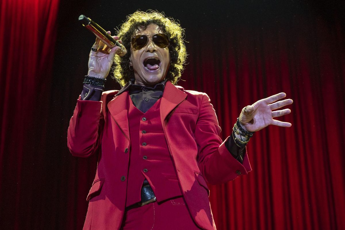 Bunbury tenyeix de vermell el seu cabaret llatí