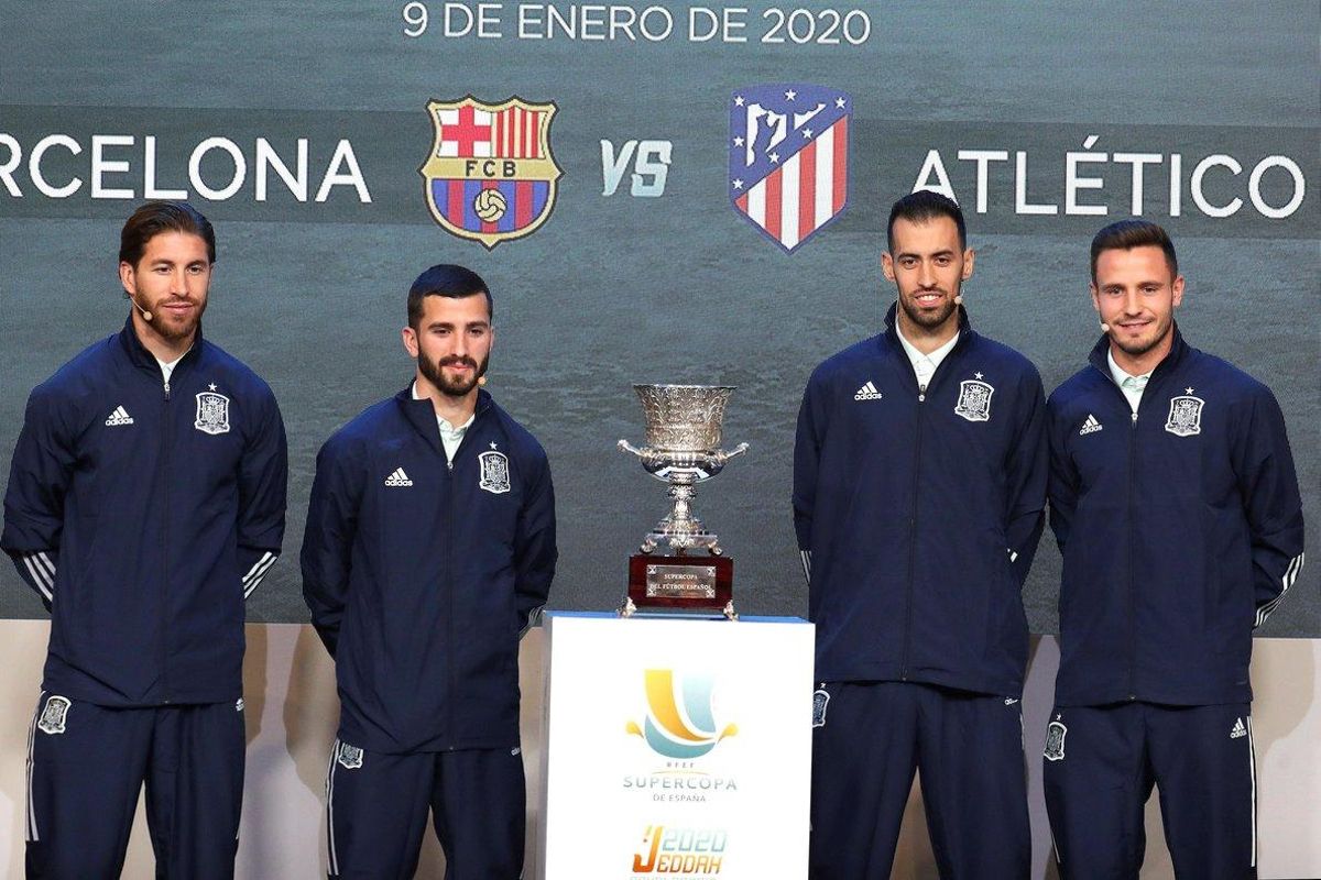 GRAF7238. LAS ROZAS (MADRID), 11/11/2019.- (izda a dcha) Los jugadores de la selección española de fútbol, Sergio Ramos, José Luis Gayá, Sergio Busquets y Saul Ñíguez, tras el sorteo de los emparejamientos de la Supercopa de España que se jugará en la ciudad saudí de Yeda. EFE/Kiko Huesca