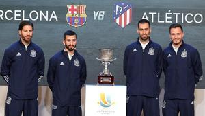 GRAF7238. LAS ROZAS (MADRID), 11/11/2019.- (izda a dcha) Los jugadores de la selección española de fútbol, Sergio Ramos, José Luis Gayá, Sergio Busquets y Saul Ñíguez, tras el sorteo de los emparejamientos de la Supercopa de España que se jugará en la ciudad saudí de Yeda. EFE/Kiko Huesca