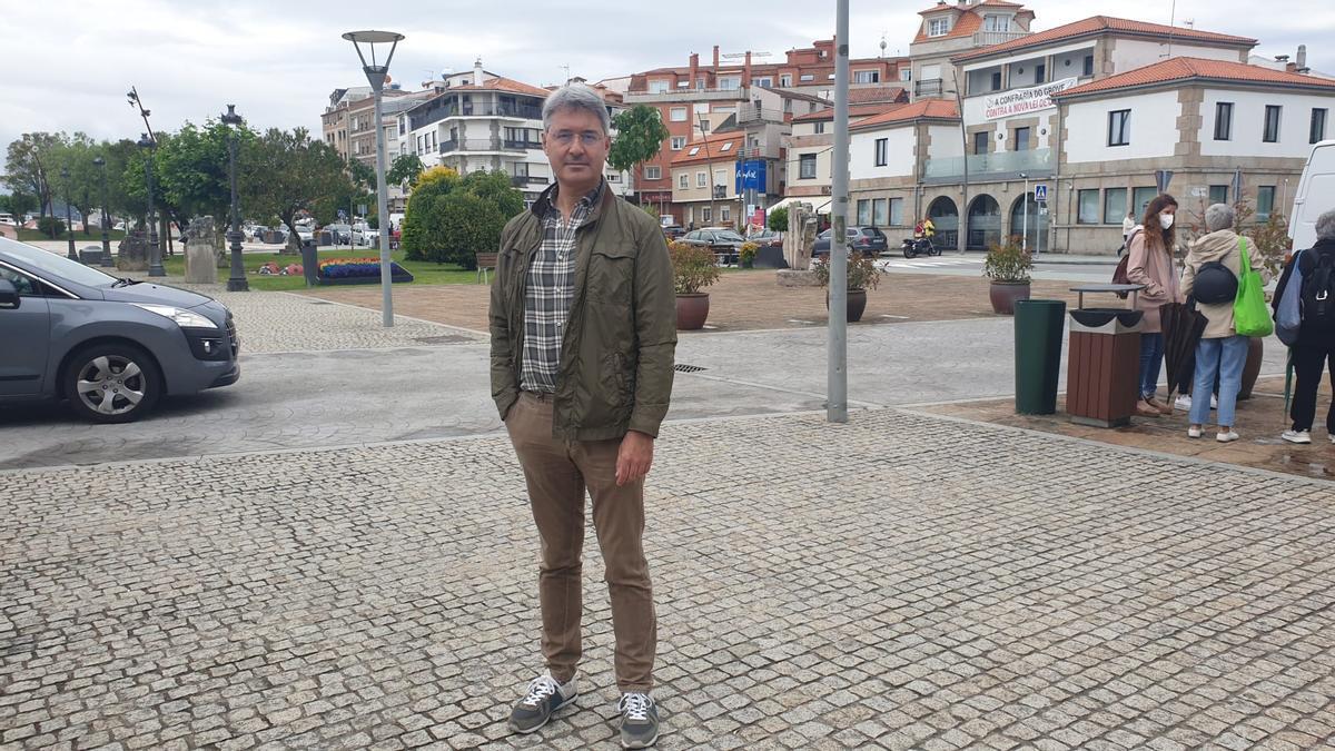 José Cacabelos, el alcalde de O Grove, en la plaza de O Corgo.