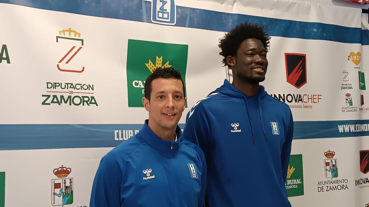 Souley Traoré posa junto a Saulo Hernández.