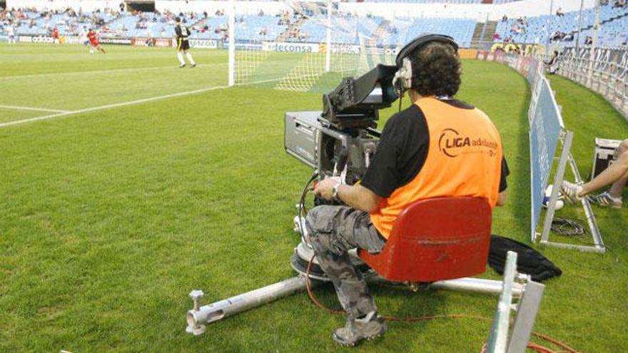 Un operador de cámara durante un partido del Hércules en el Rico Pérez.