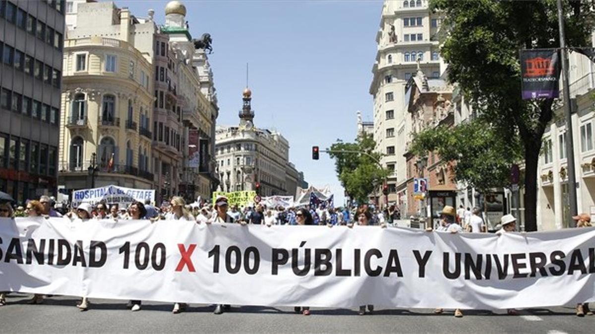 Cabecera de la 'marea blanca', a su paso por la madrileña calle de Alcalá