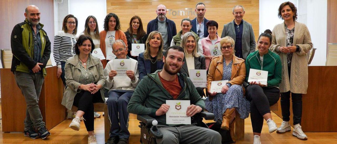 Representantes de los centros y locales reconocidos, en el Concello con la alcaldesa.