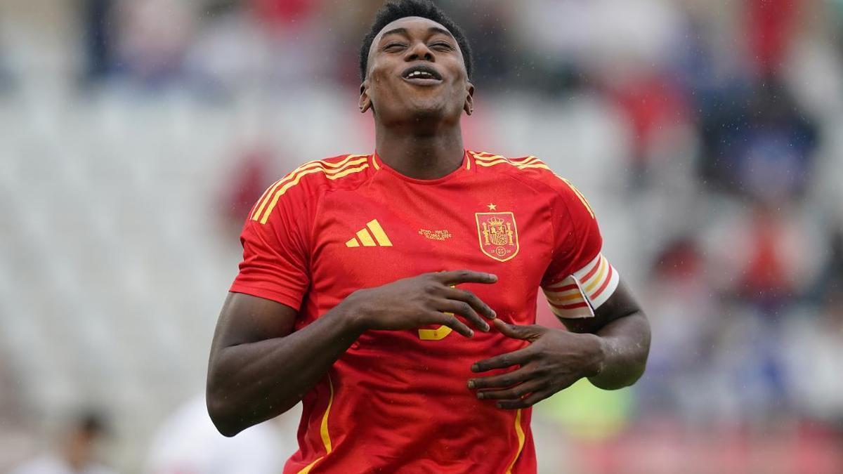 Samu celebra un gol de los cuatro ante Malta.