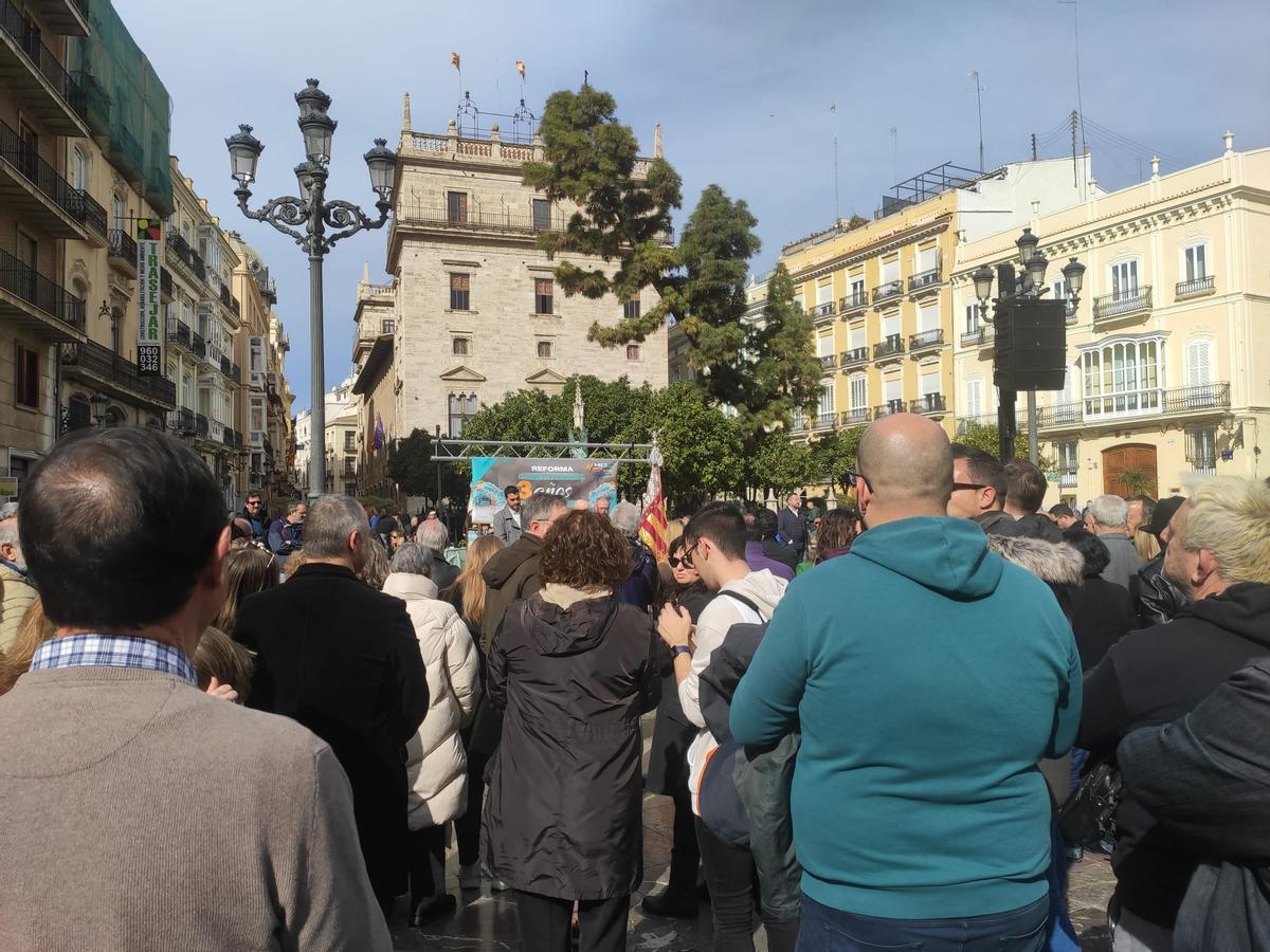 Asistentes reunidos en la concentración de los juristas valencianos esta mañana.