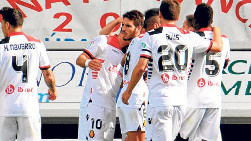 Alfaro es felicitado por sus compañeros tras marcar el gol del Mallorca.