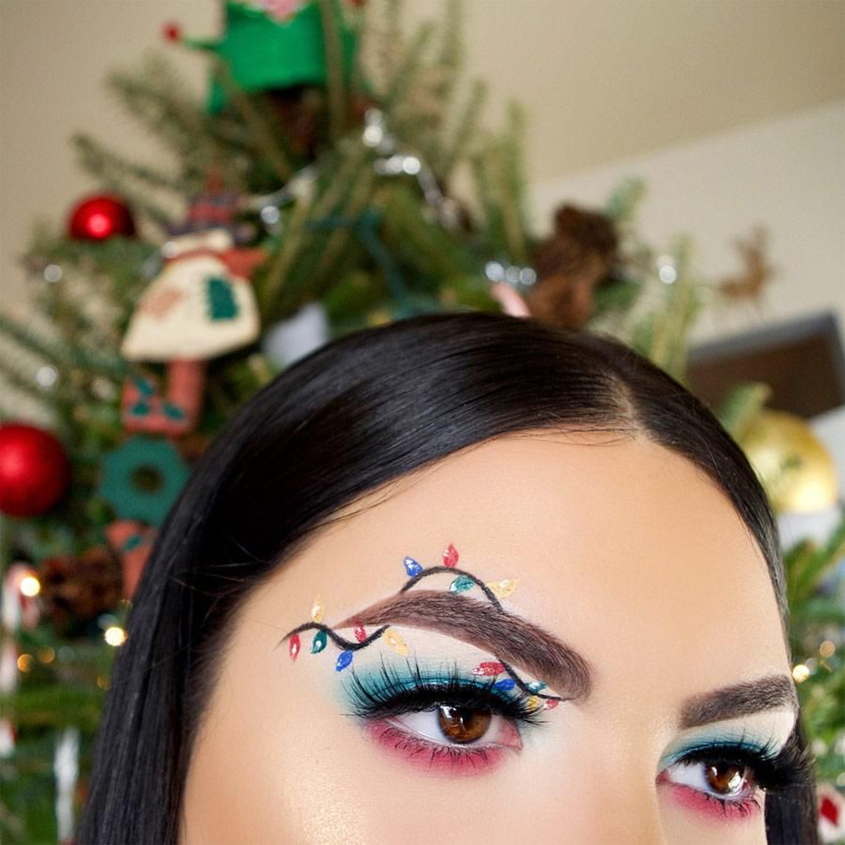 Maquillaje de Navidad con guirnalda de luces