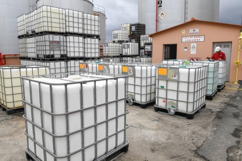 26-03-20  GRAN CANARIA. ZONA INDUSTRIAL DE SALINETAS.  TELDE. Arehucas para su produccón de bebidas espirituosas para fabricar alcohol para fines sanitarios en su fabricade ubicada en la Zona Industrial de Salinetas.  Fotos: Juan Castro.  | 26/03/2020 | Fotógrafo: Juan Carlos Castro